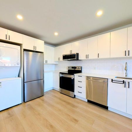 **Because You Deserve Renovated 4 1/2 TOP FLOOR, Metro Lasalle,Verdun** - Photo 3