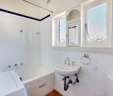 Modern and Beautifully Presented One Bedroom Apartment + Study - Photo 6