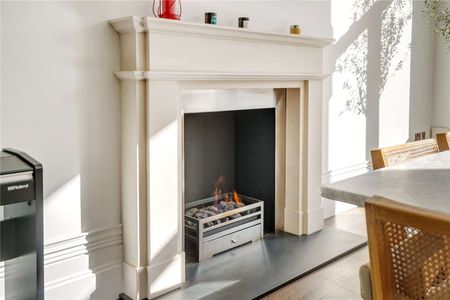 A beautifully renovated first floor period conversion with high ceilings and stunning outlook - Photo 3