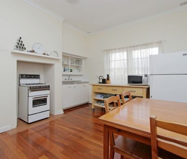 Great location with massive backyard - Photo 4