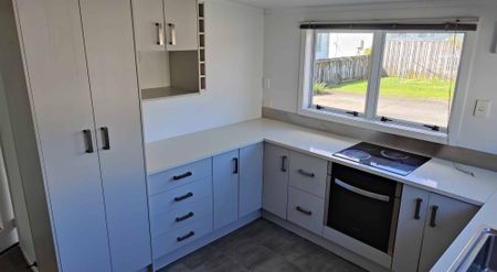 Hamilton East 4 Bedrooms, Lawns mowed - Photo 3