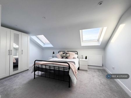 1 bedroom in a house share to rent - Photo 2