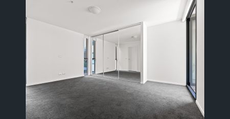 Spacious, Light-Filled Apartment with City Views in Premium Silverpoint Complex - Photo 4