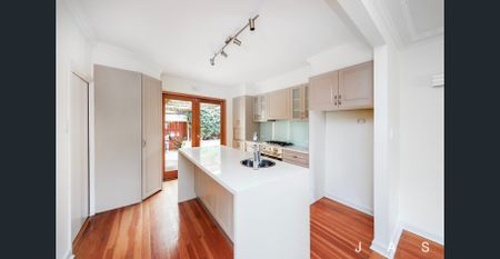 UPDATED FAMILY HOME IN PRIME LOCATION! - Photo 5