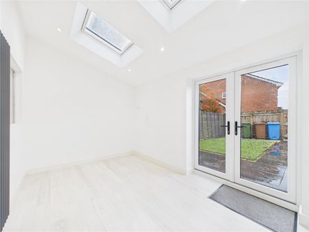 3 bedroom end of terrace house to rent - Photo 2