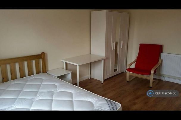 1 bedroom in a house share to rent - Photo 1