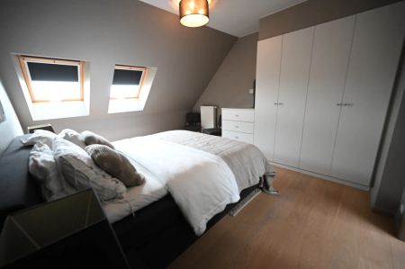 Ongemeubeld - Prachtig en UNIEK duplexappartement met 3 slpk. gelegen in het centrum van Knokke, met een facade van 10 meter en een open zicht op de Dumortierlaan. HUREN OP VENNOOTSCHAP MOGELIJK! - foto 3