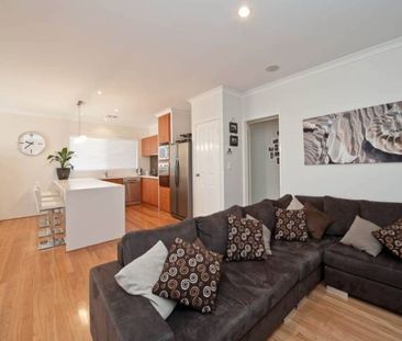 FANTASTIC STREET FRONT VILLA IN PRIME LOCATION HOME OPEN WEDNESDAY ... - Photo 6