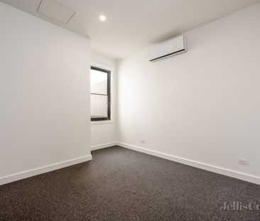 Three Bedroom Townhouse with Courtyard in Prime Location - Photo 4