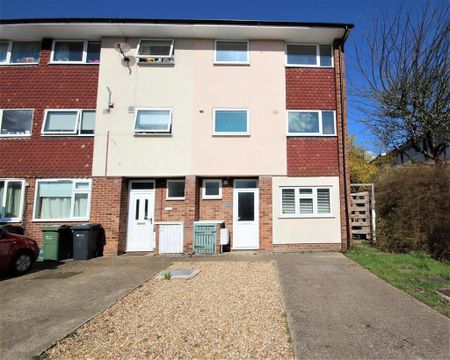 1 bedroom in a house share to rent - Photo 5