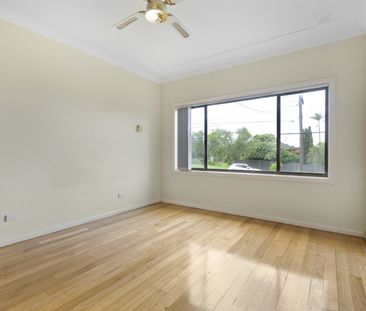 Freshly Painted 3 Bedroom Home With Newly Installed Solar Panels An... - Photo 1