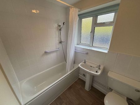 Ground floor 2 bedroom flat with parking situated close to the Cathedral, shops and Norwich Railway Station - Photo 5