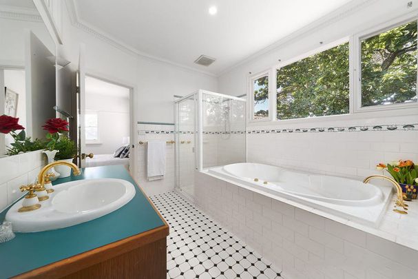 Place your family with perfect park-side poise - Photo 1