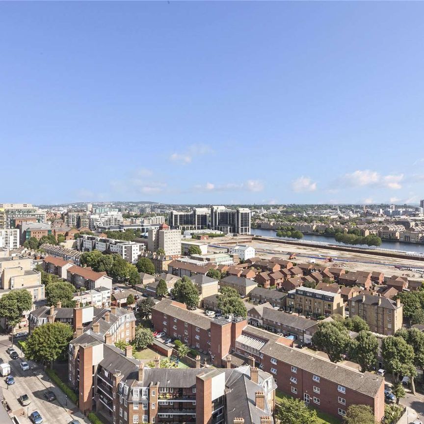 Three bedroom ex-local apartment overlooking Canary Wharf. - Photo 1