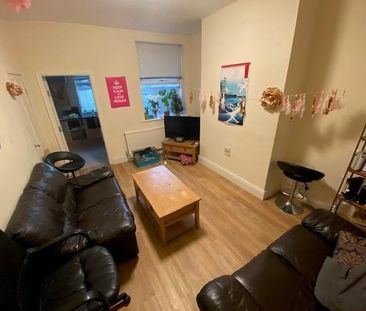 4 bedroom private hall to rent - Photo 1