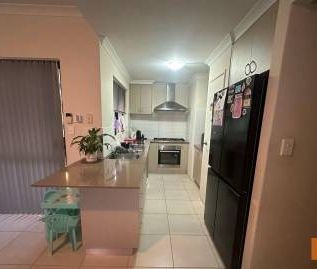 Lovely Three Bedroom Two Bathroom Home! - Photo 4