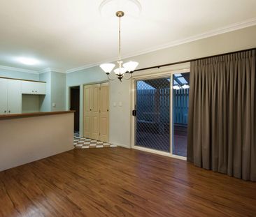 Spacious Townhouse - Great Location - Water Included!! - Photo 2