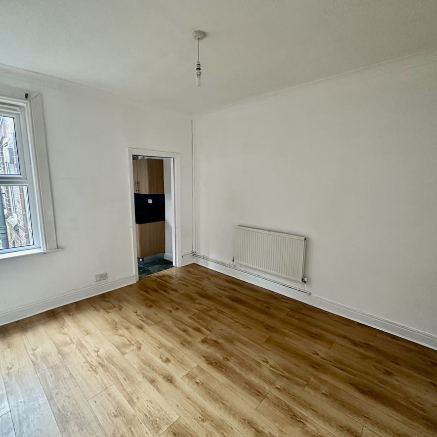 Available NOW FULLY REFURBISHED - Rent Amount: £850per month - Deposit / Bond: £850 - 3 Bedrooms, living room, dining room, fitted kitchen - 1 Bathrooms - Property comes un-furnished - Minimum tenancy term is 6 months - Family Friendly - Bills NOT Included WE DON’T CHARGE ADMIN FEES! - Photo 1