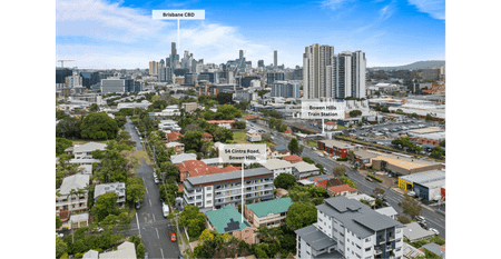 Spacious Two Bedroom Apartment with Balcony in Prime Location - Photo 4