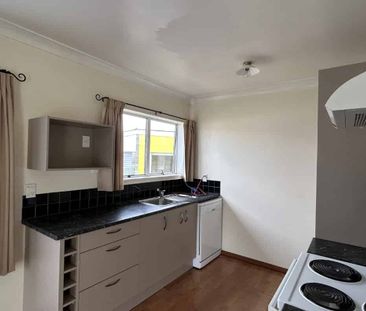 LEVIN - 3 BEDROOM - Photo 2