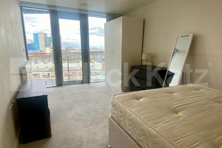 Spacious bright and airy two bedroom apartment in a very convenient location - Photo 3
