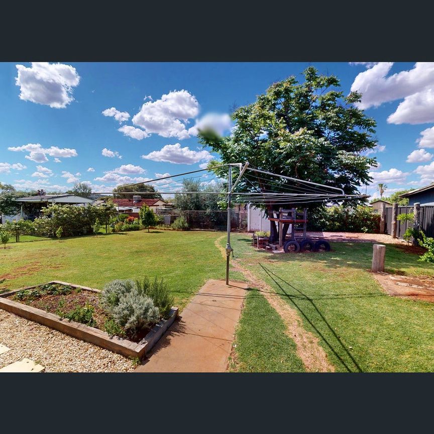 TIDY 3-BEDROOM COTTAGE BESIDE GOLF COURSE! - Photo 1