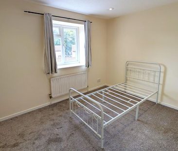 3 bedroom end of terrace house to rent - Photo 2
