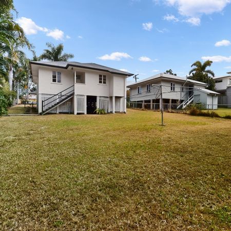 Charming 3 bedroom post war home with suburban living at your finger tips - Photo 2
