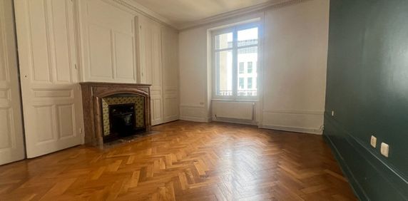 À louer : Superbe T4 de 98m² au coeur des Brotteaux, Lyon 6ème. Charme de l’ancien, 3 chambres, proche métro B et commerces - Photo 2