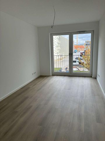 Moderne 3-Zimmerwohnung mit Einbauküche, Stellplatz und Balkon - Photo 4