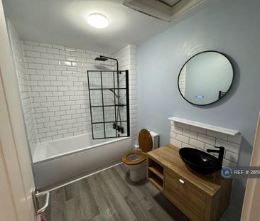 4 bedroom semi-detached house to rent - Photo 3