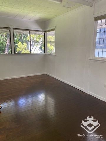 Furnished 1 Bedroom Renovated House for Rent - Close to UQ and Amenities - Photo 3