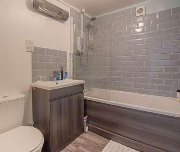 High Street, Saxon House High Street, SN16 - Photo 5