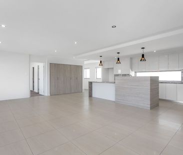 Convenient & Spacious Water View Apartment - Photo 4