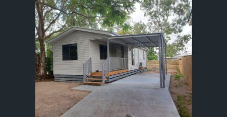 2 Bedroom Flat * WATER USAGE INCLUDED IN RENT! * - Photo 3