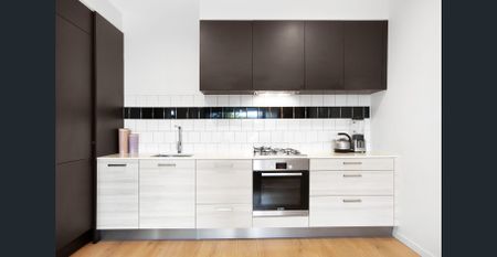 Low maintenance gem only 300 metres from the train station! - Photo 4