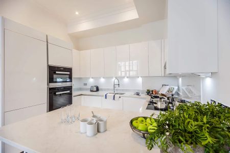 An exclusive loft apartment located in a converted warehouse development overlooking the River Thames. - Photo 5