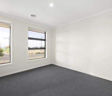 61 Bluebottle Parade, Rockbank. - Photo 6
