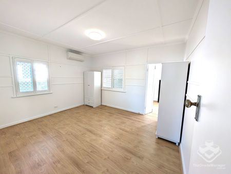Spacious 3 Bedroom Home with 1 Bathroom for Rent in Carina Heights - Photo 2