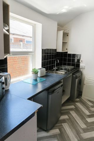 1 bedroom in a house share to rent - Photo 5