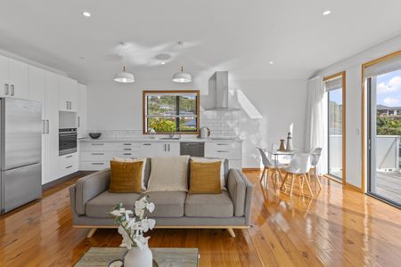 Architectural beauty with stunning views - Photo 2