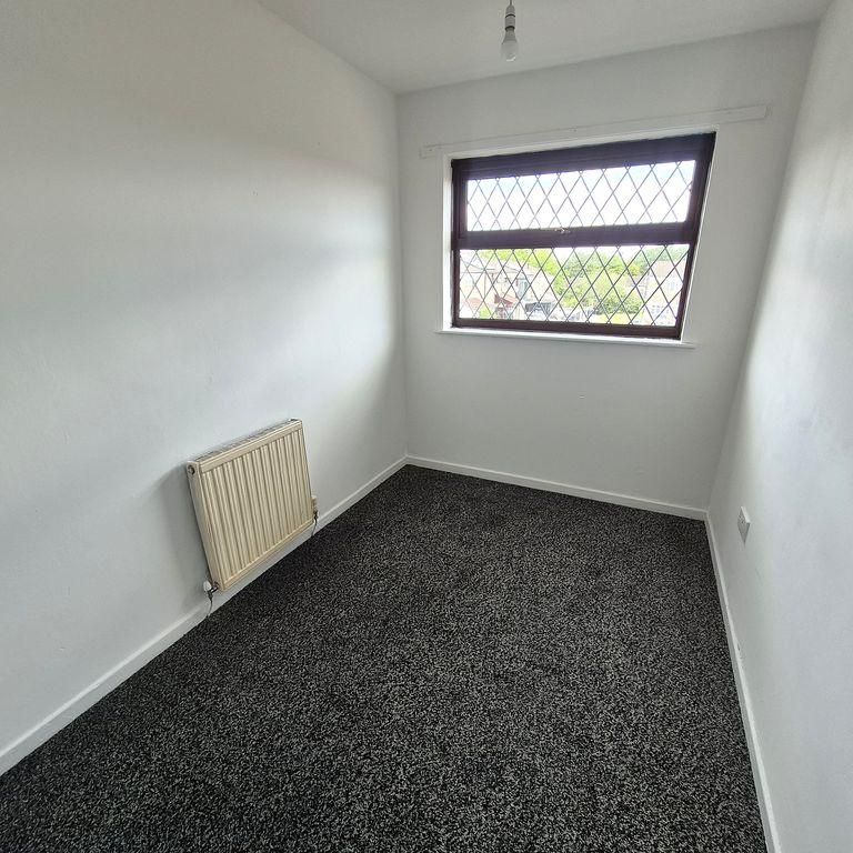 4 bedroom end of terrace house to rent - Photo 1