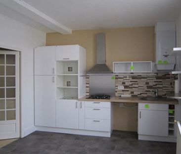 Location Appartement 4 pièces 117m² FONTENAY LE COMTE 85200 - Photo 2