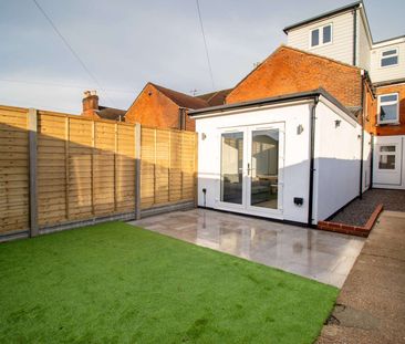 Large double en suite rooms in a modern house, bills included Room 7 - Photo 5