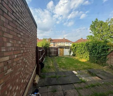 3 Bed Terraced House, Elms Court, HA0 - Photo 2
