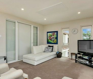 WAIWERA COASTAL SPA APARTMENT- TOP FLOOR - Photo 3