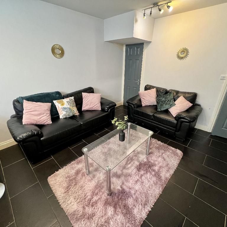 1 bedroom in a house share to rent - Photo 1