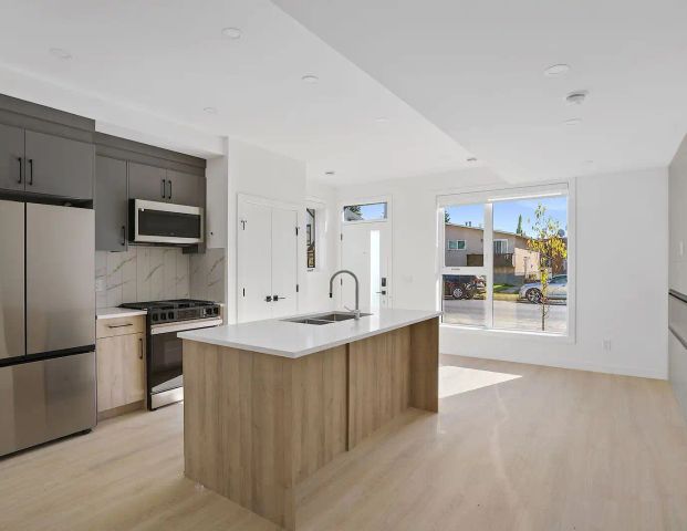 2025 Built 3 storey Town Home -3 bedrooms 2.5 bath + single garage (no bsmt) — 3 Bedrooms Townhouse - Photo 1