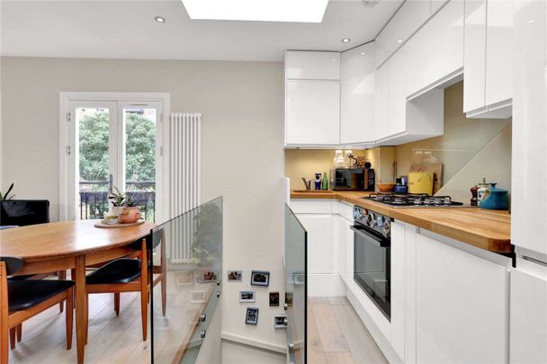 A stunning two bedroom apartment refurbished to the highest of standards. - Photo 1