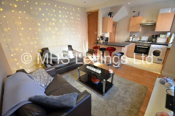 4 Bedroom Mid Terraced House for rent in Harold Road - Photo 1